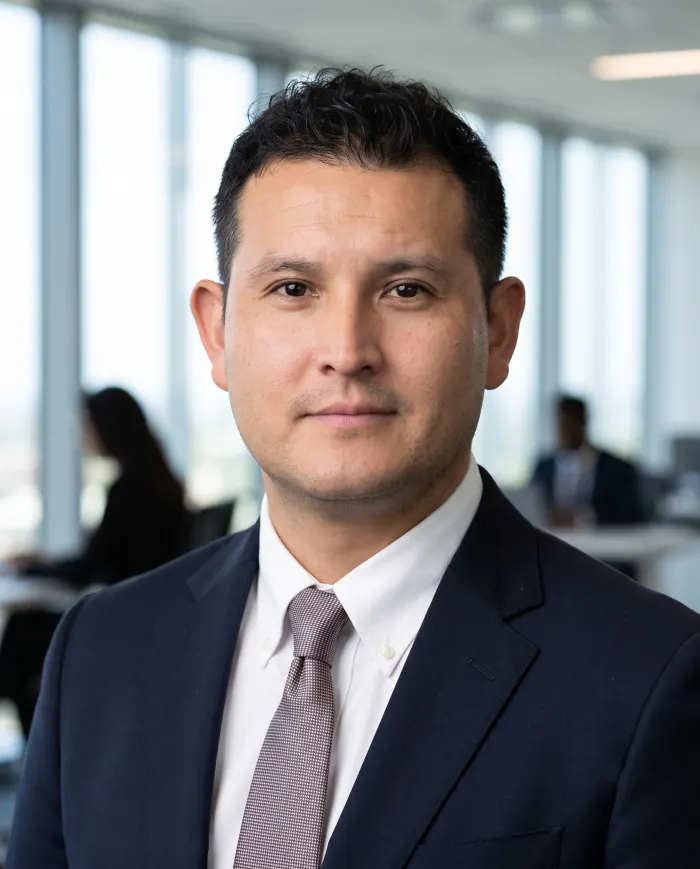 Dennis Alejo, portrait in a modern office